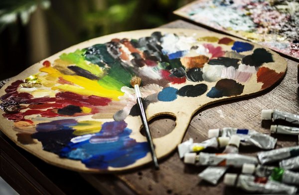 How to Choose a Color Palette for a Capsule Wardrobe That Reflects Personal Branding?
